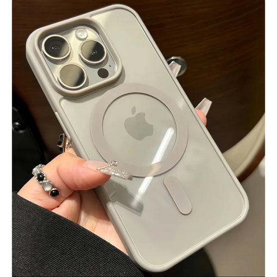 Étui transparent avec chargement sans fil pour iPhone.